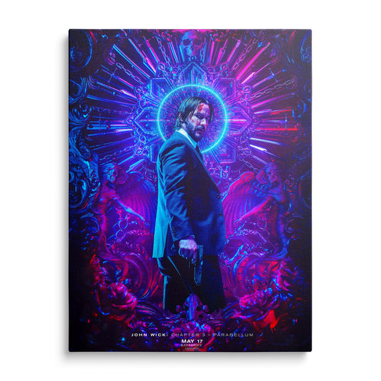 John Wick se zbraní před symetrickými ornamenty v modrofialovém světle