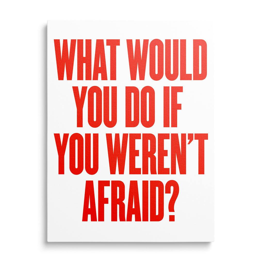 Červený citát What Would You Do If You Weren't Afraid? na bílém podkladu
