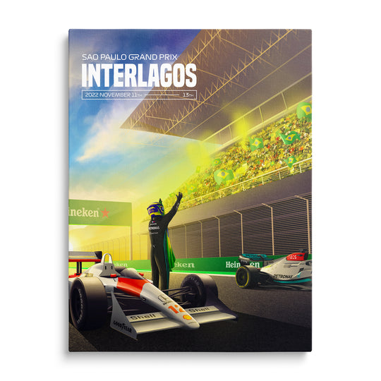 Závodní jezdec a dva monoposty před tribunou na obraze Interlagos