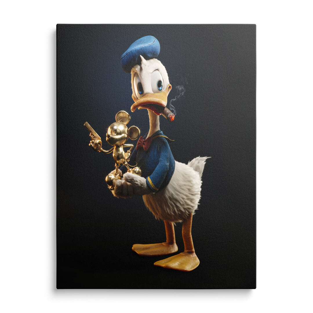 Kačer Donald s doutníkem a zlatou figurkou Mickey Mouse na černém pozadí