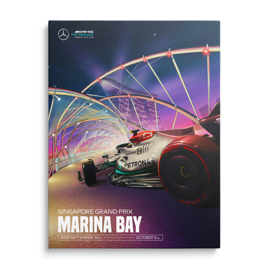 Monopost Mercedes Formule 1 pod nasvícenou lávkou v Marina Bay