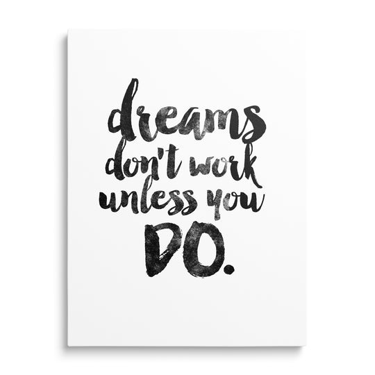Černý rukopisný citát Dreams Don't Work Unless You Do na bílém pozadí