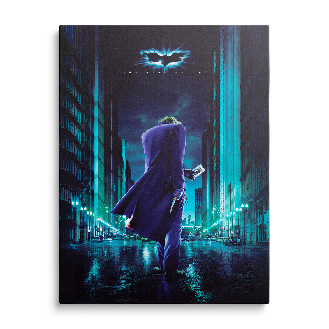 Joker ve fialovém kabátě zády v tyrkysově osvětlené noční ulici