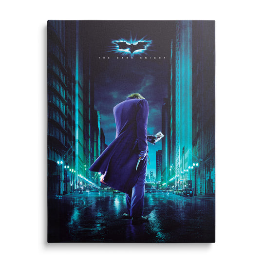Joker ve fialovém kabátě zády v tyrkysově osvětlené noční ulici