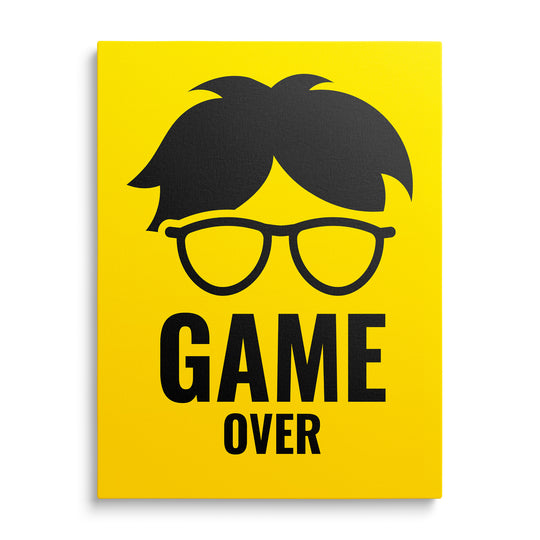 Černá silueta vlasů a brýlí s nápisem Game Over na žlutém pozadí