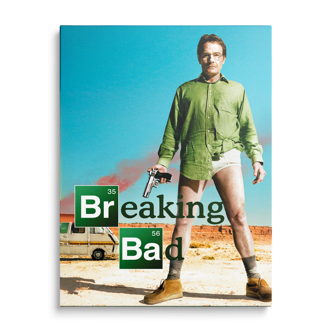 Walter White v zelené košili v poušti před obytným autem s názvem Breaking Bad