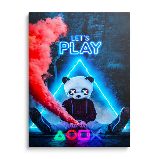 Postava s maskou pandy pod nápisem Let's Play v modrém světle a červeném dýmu
