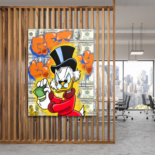 Motivační obraz Kačer Skrblík · Cash Stack – mockup na dřevěné stěně.