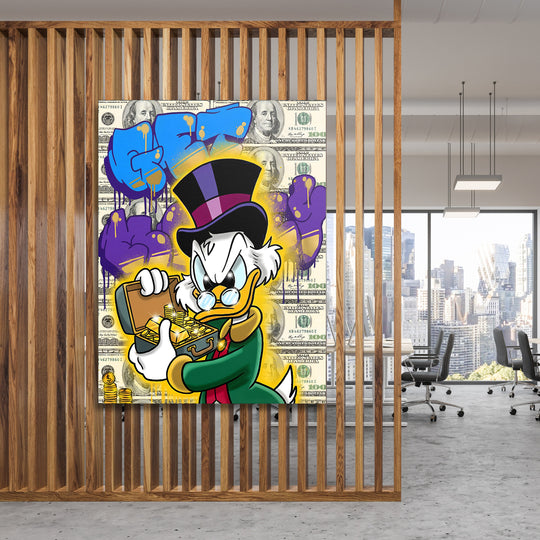 Motivační obraz Kačer Skrblík · Zlatý přípitek – mockup na dřevěné stěně.