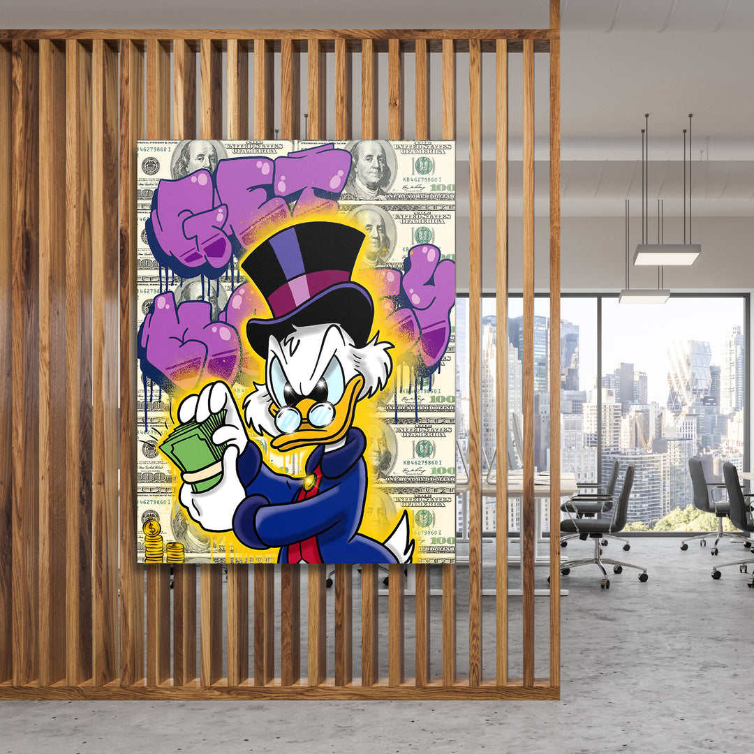 Motivační obraz Kačer Skrblík · Zelené bankovky – mockup na dřevěné stěně.
