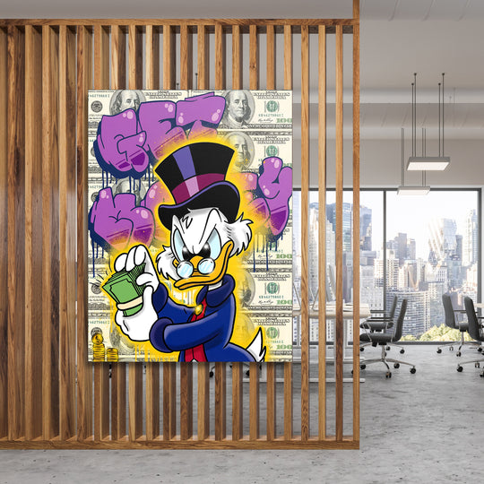 Motivační obraz Kačer Skrblík · Zelené bankovky – mockup na dřevěné stěně.