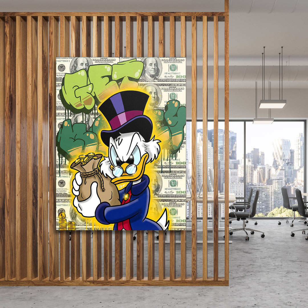 Motivační obraz Kačer Skrblík · Pytel peněz – mockup na dřevěné stěně.