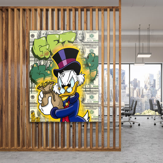 Motivační obraz Kačer Skrblík · Pytel peněz – mockup na dřevěné stěně.